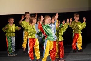 dzieci przebrane za kwiaty na scenie