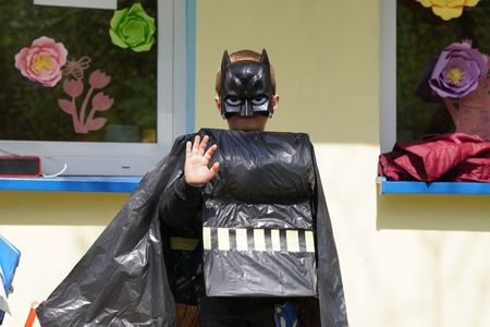 Chłopiec w stroju batmana