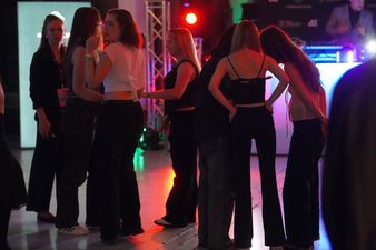 grupa młodych osób tańczy