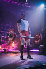 Dennis Sitek podnosi sztangę