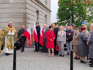 składanie kwiatów pod tablicą pamiątkową - rocznica wybuchu 2 wojny światowej