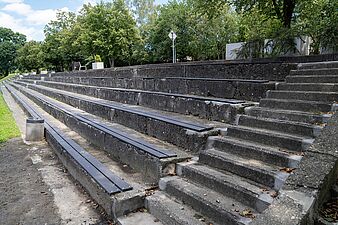 Siedziska na stopniach betonowych z deskami tarasowymi z tworzywa sztucznego w kolorze antracytu
