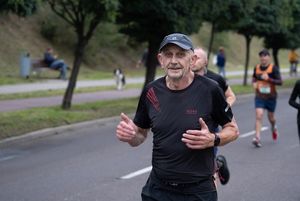 Zdjęcie przedstawia biegnących zawodników biegu głównego.