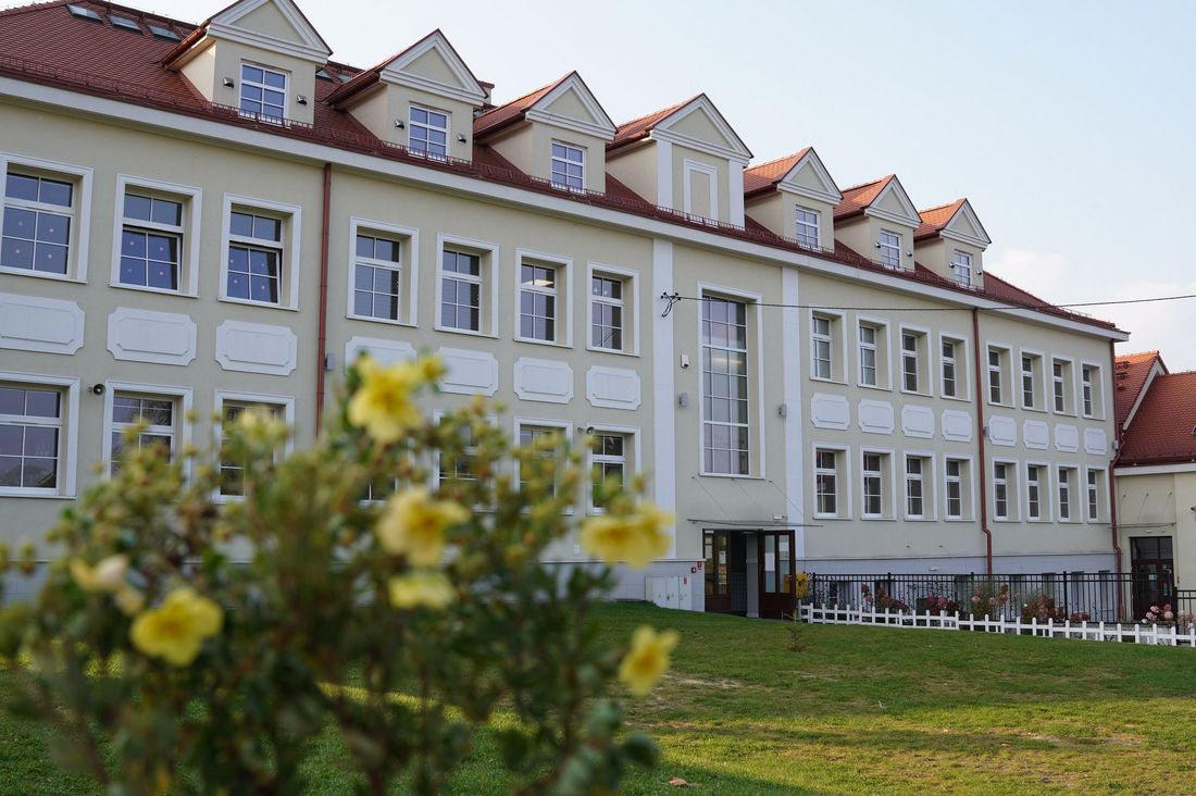 Zdjęcie przedstawia bydynek szkoły podstawowej