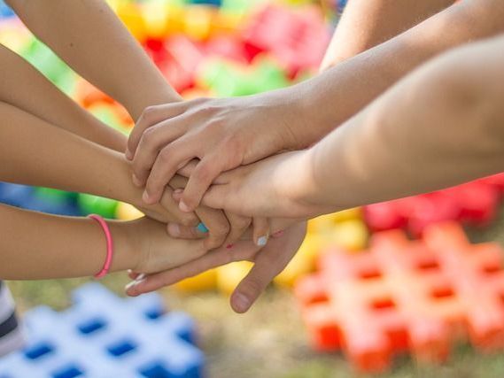 Zdjęcie przedstawia złączone ręce dziecięce. 