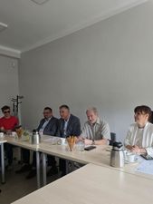 członkowie Powiatowej Rady Rynku Pracy siedza przy stole konferencyjnym