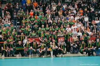 Siatkarze z klubem kibica pozując do pamiątkowego zdjęcia