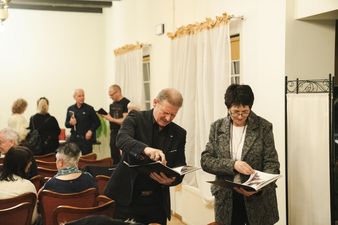 dwójka gości przegląda książke 