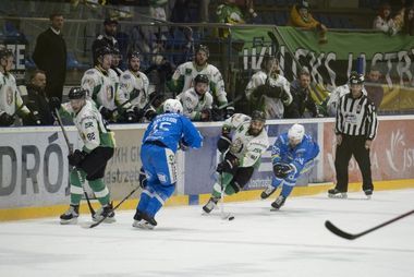 Akcja w środkowej części tafli.