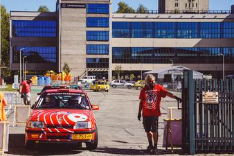 Rajdowiec wyjeżdżający z terenu spotkania