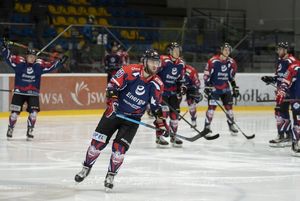 Zawodnicy wchodzą na taflę.