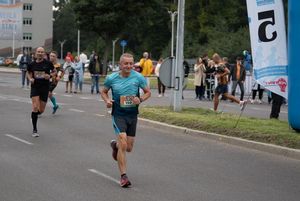 Zdjęcie przedstawia biegnących zawodników biegu głównego.