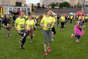 Uczestniczki VIII Jastrzębskiego Biegu Kobiet w trakcie ćwiczeń.