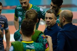 Trener gości podczas przerwy na żądanie.