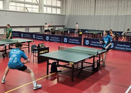 Gra pojedyncza pomiędzy zawodnikami w niebieskich strojach reprezentujących Czechowice-Dziedzice