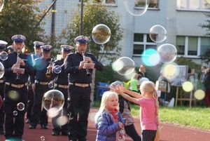 Dzieci bawiące się bańkami mydlanymi