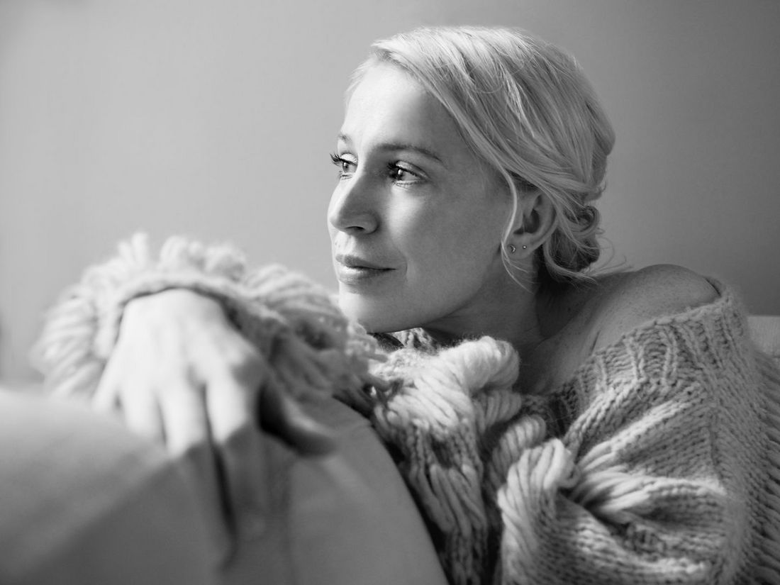 Czarno-biały portret Agi Zaryan