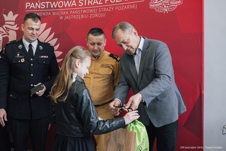 Prezydent wręcza nagrody kolejnej młodej uczestniczce