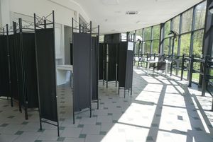 Wnętrze punktu szczepień - parawany
