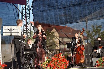 muzycy wraz z solistami na scenie