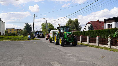Duży traktor w trakcie korowodu.