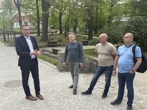 Prezydent Michał urgoł z trzema przedstawicielami delegacji w Parku Zdrojowym
