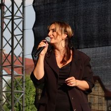 Katarzyna Piowczyk śpiewa ze sceny