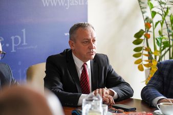 Pierwszy Zastępca Prezydenta Miasta Jastrzębie-Zdrój Grzegorz Dulemba siedzi przy stole