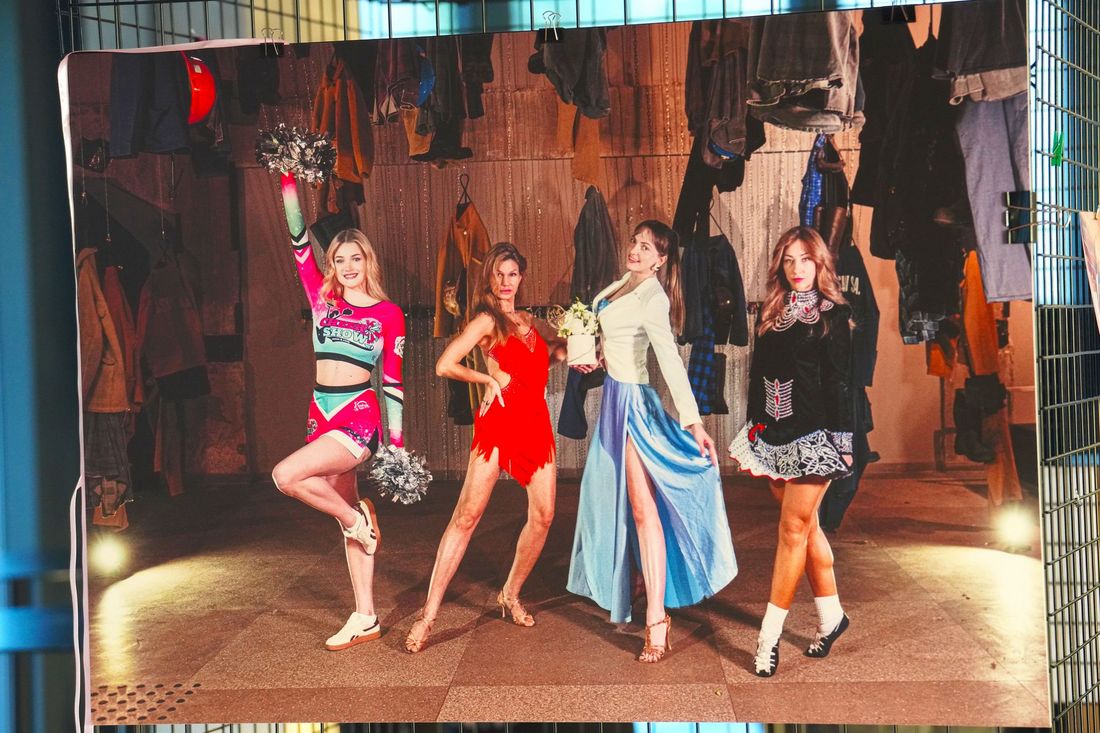 cztery tancerki w kolorowych strojach