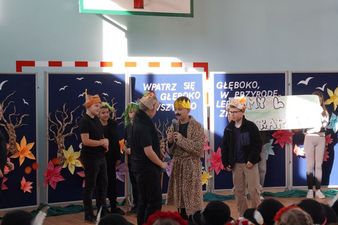 Scena gdy król szuka najemnika do złapania rabusiów
