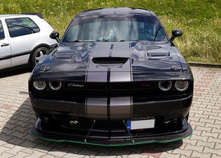 Czarny sportowy samochód