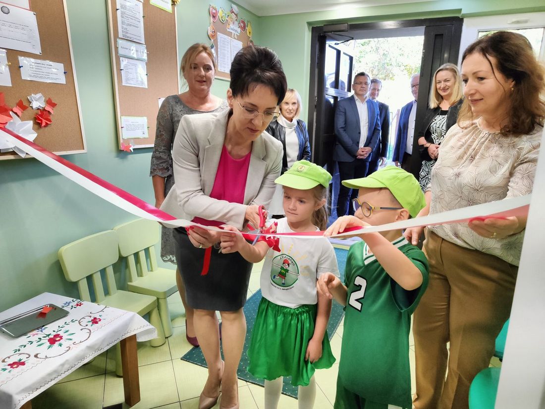 Prezydent Anna Hetman wraz z dziećmi otwiera wyremontowany budynek przedszkola