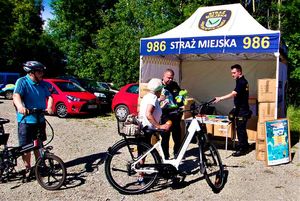Namiot Straży Miejskiej i kolejka rowerzystów.