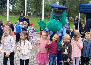 Dzieci z maskotką Policji
