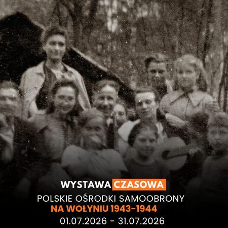 Plakat wystawy czasowej „Polskie Ośrodki Samoobrony na Wołyniu 1943–1944” prezentujący archiwalne, czarno-białe zdjęcie grupy uśmiechniętych ludzi w leśnym otoczeniu. Otwarcie 11 lipca o godzinie 11:00. Wystawa potrwa do 31 lipca