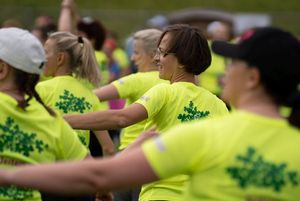 Uczestniczki VIII Jastrzębskiego Biegu Kobiet w trakcie ćwiczeń.