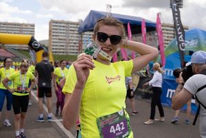 Uczestniczka VIII Jastrzębskiego Biegu Kobiet z medalem.