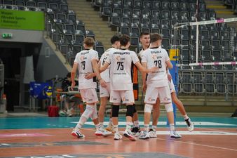 Ciesząca się w kółeczku druzyna Akademii Talentów Jastrzębskiego Wegla