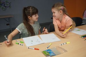 Grupka dzieci rysuje 