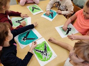 dzieci rysują swoje prace 