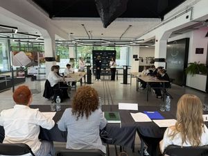 widok na debatujące osoby z perspektywy jury