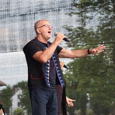 Grzegorz Poloczek śpiewa ze sceny