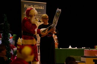 Agnieszka Badach i Mikołaj na scenie w Domu Zdrojowym