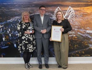 Laureatka nagrody Młode Talenty Rzemiosła Monika Bierska wraz z mamą z wizytą u prezydenta Mchała Urgoła 