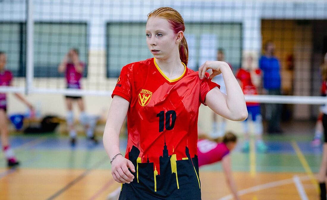 Maja Matusiak w stroju sportowym na hali siatkarskiej