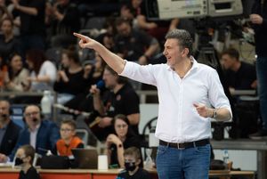 Trener Gardini wskazuje palcem naszego zawodnika.