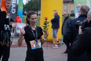 Zdjęcie przedstawia zawodników na mecie biegu głównego.