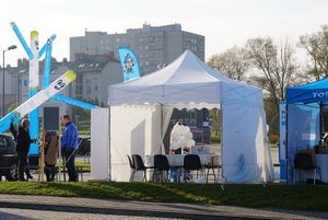 Zdjęcie przedstawia budowę domu jednorodzinnego połączona z warsztatami dla uczniów Zespołu Szkół Techniczno-Branżowych.