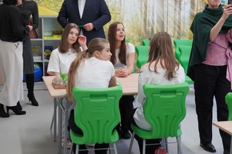 Uczennice siedziące w zielonej pracowni podczas lekcji pokazowej