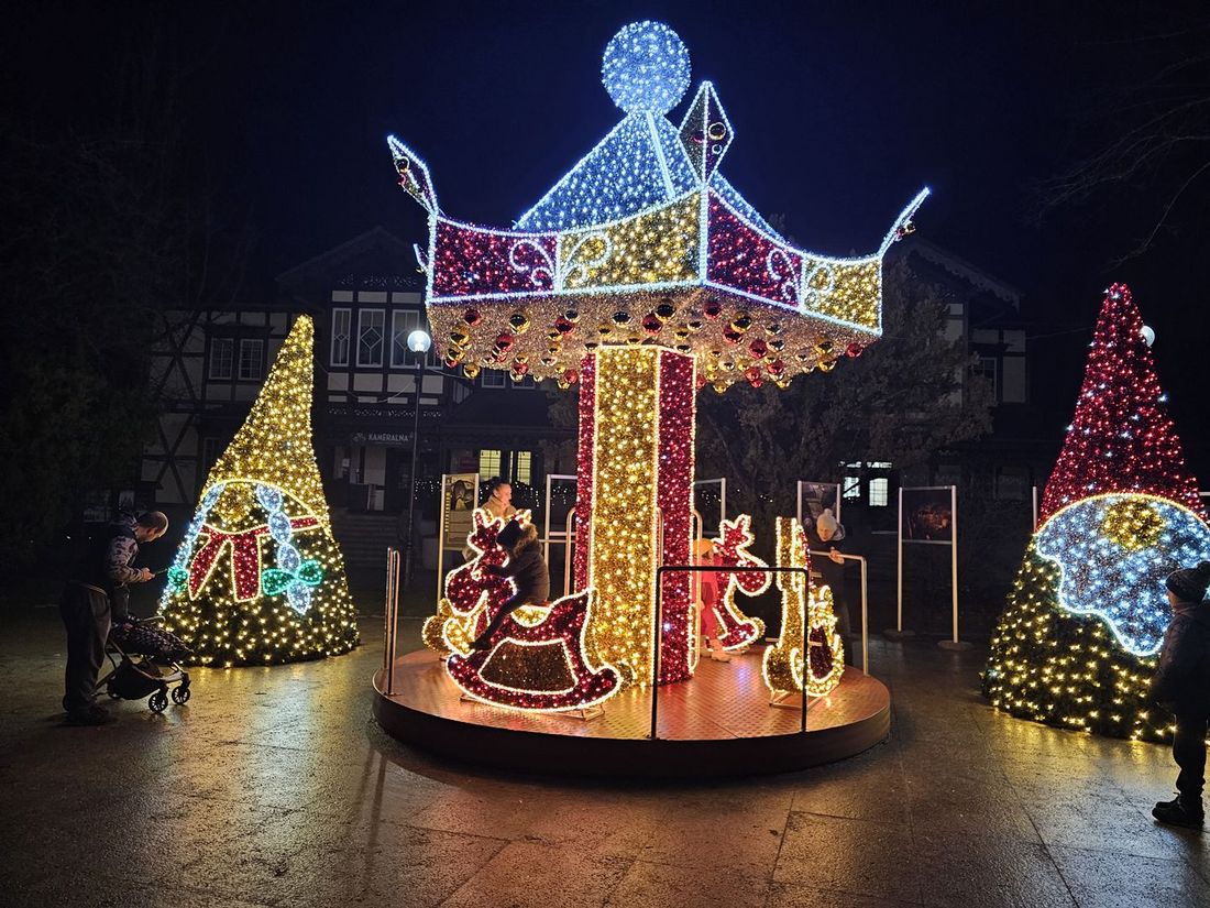 Obrotowa karuzela w Parku Zdrojowym. 